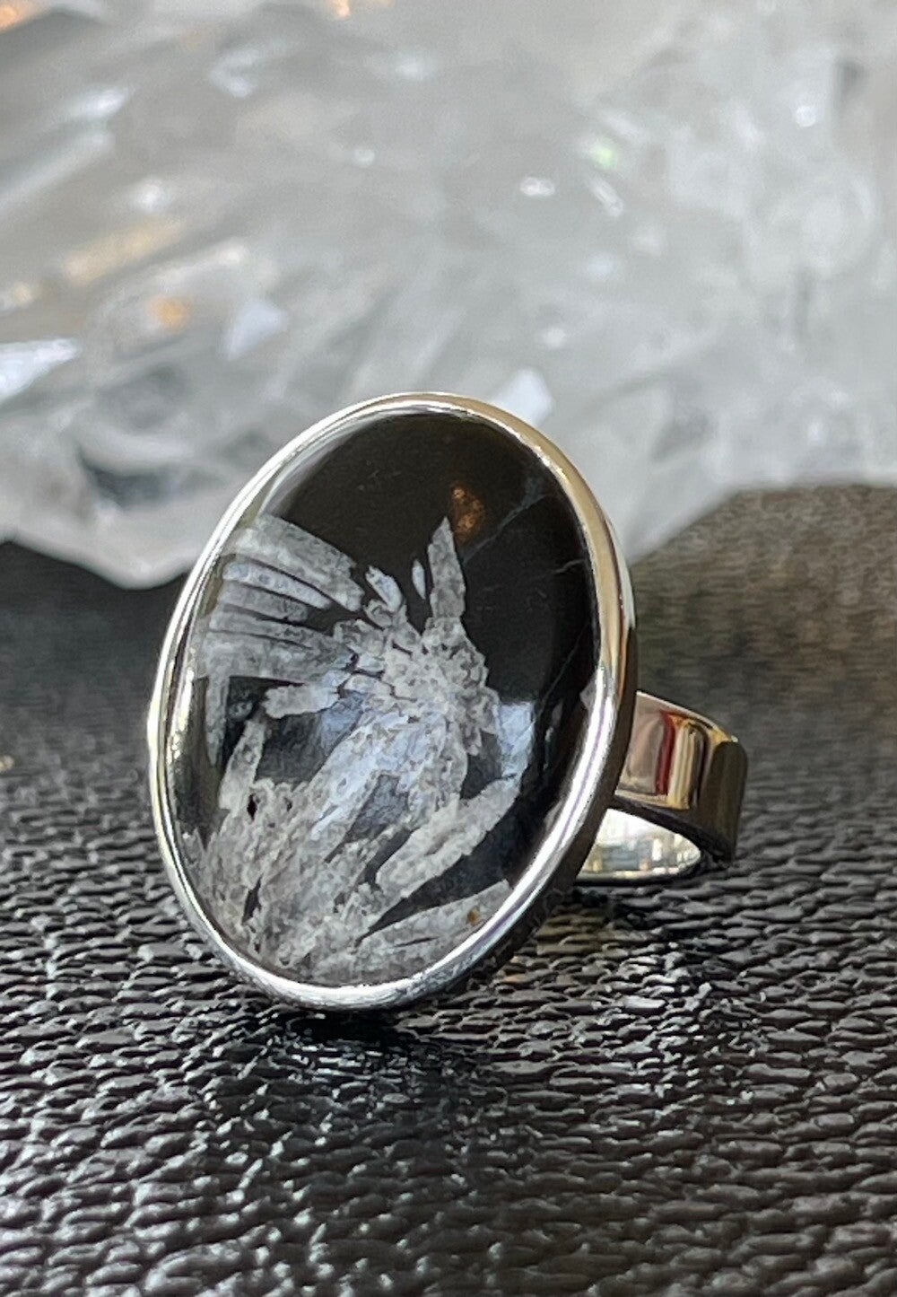 Chrysantsteen ring cabochon ovaal, maat 17,3