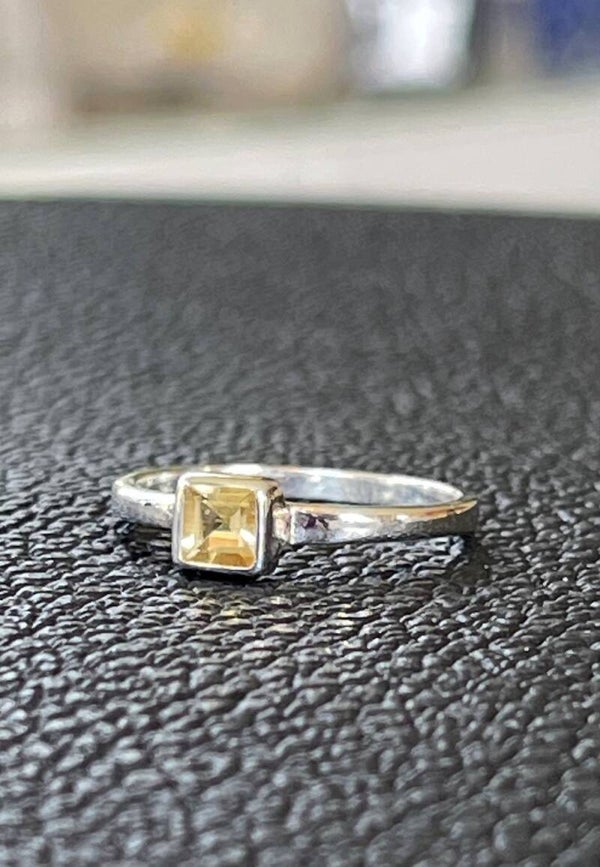 Citrien ring facet geslepen vierkant, maat 17,7