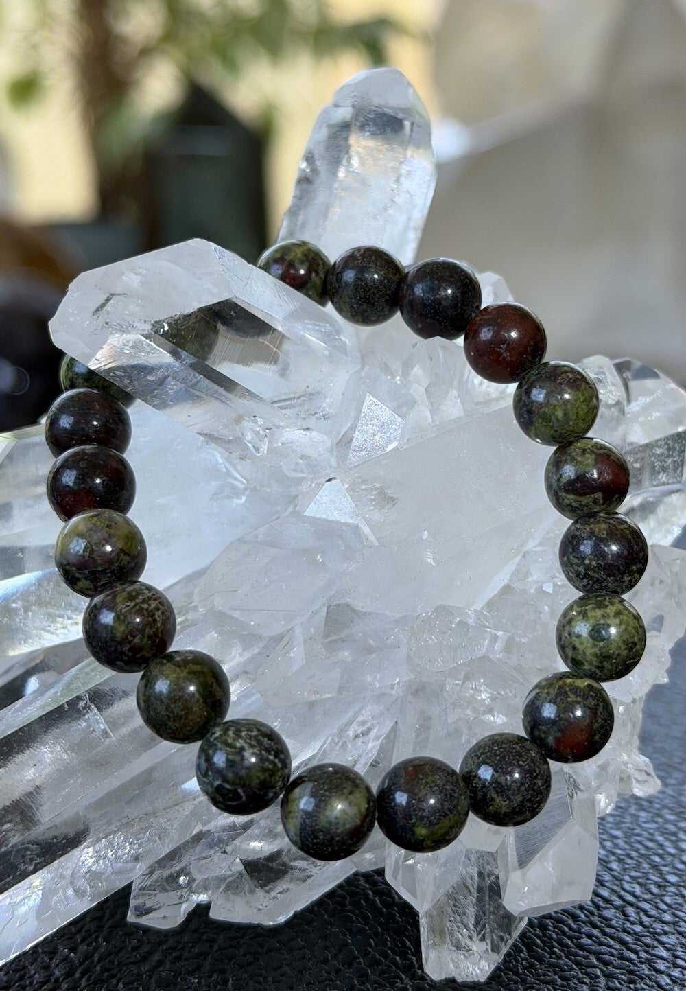 Drakenbloed Jaspis armband met ronde kralen en elastiek 8,6mm