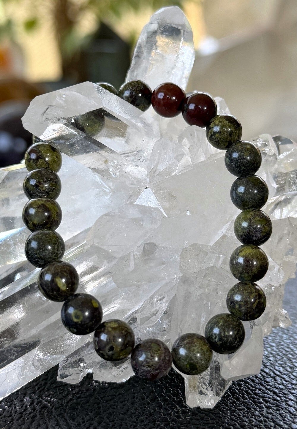 Drakenbloed Jaspis armband met ronde kralen en elastiek 8,6mm