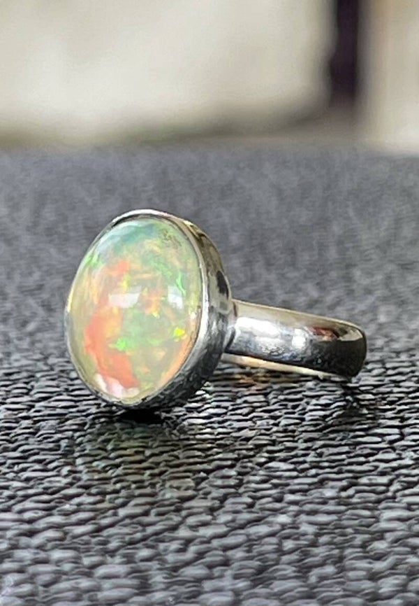 Opaal uit Ethiopië ring cabochon ovaal, maat 16