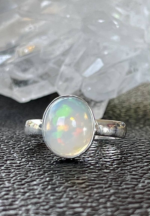 Opaal uit Ethiopië ring cabochon ovaal, maat 19,3