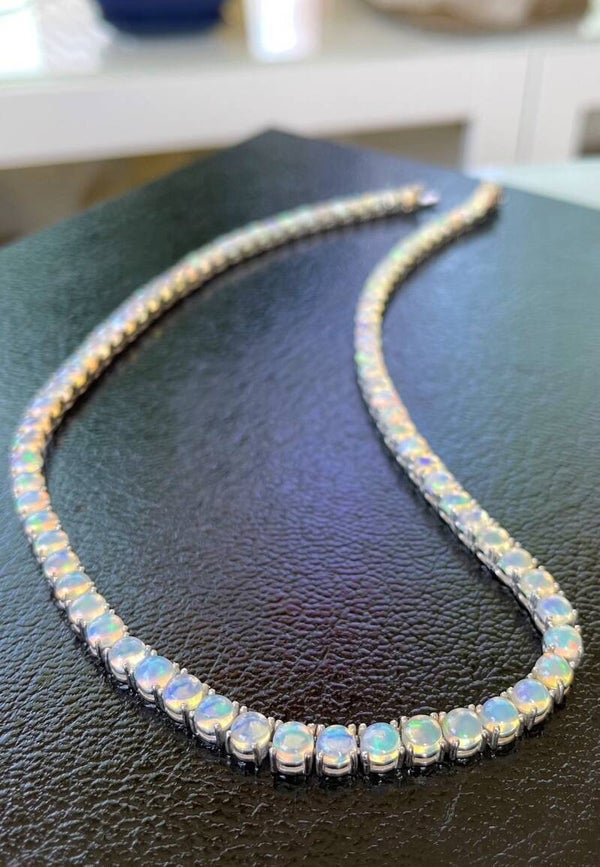 Opaal uit Ethiopië ketting cabochon rond