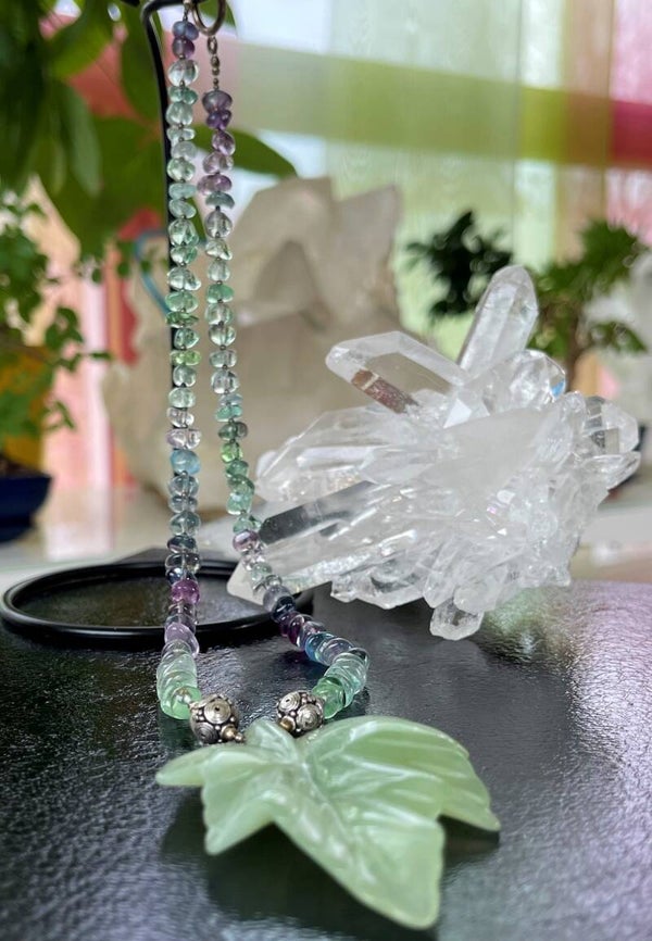 Fluoriet ketting multicolor cabochon tumble en Jade hanger in bladvorm