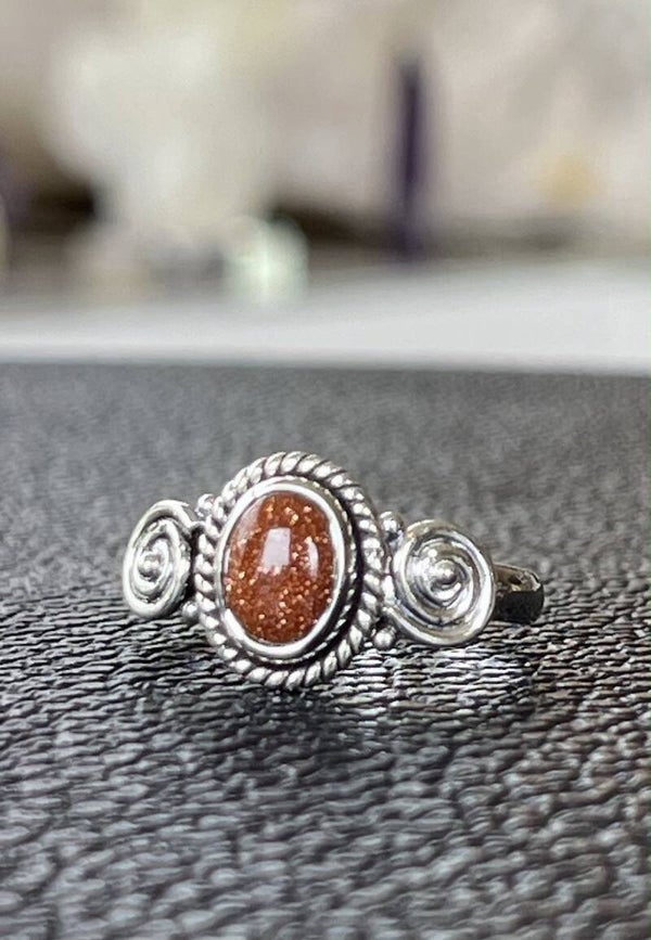 Goudsteeen ring cabochon ovaal klein, maat 19