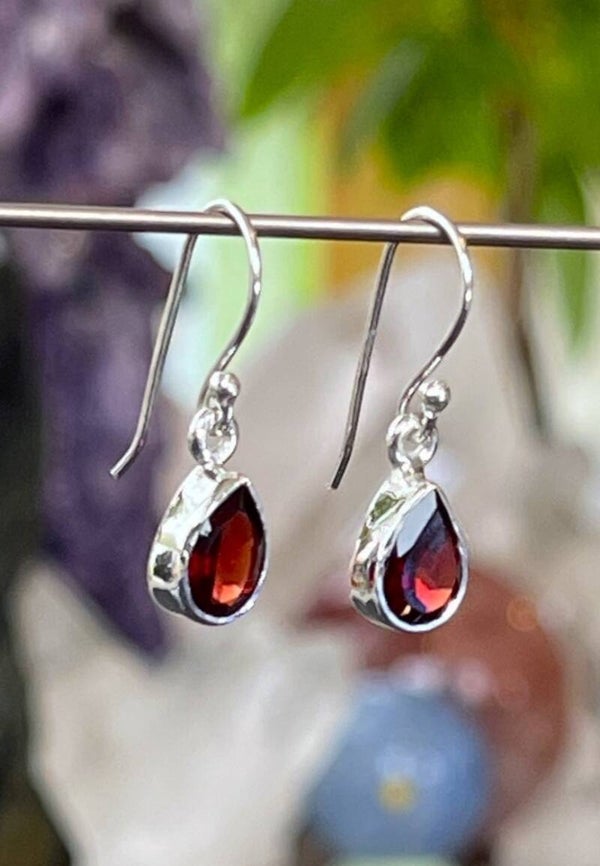 Granaat oorbellen facet geslepen druppel, klein