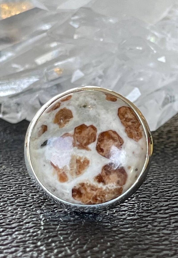 Hessoniet Granaat in Wollastoniet ring cabochon rond, maat 19,9
