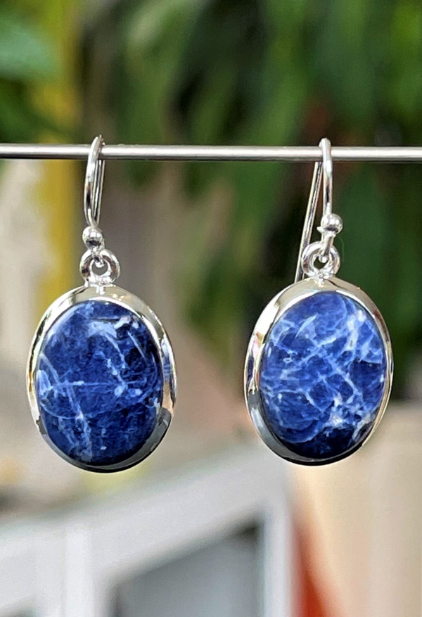 Sodaliet oorbellen cabochon ovaal