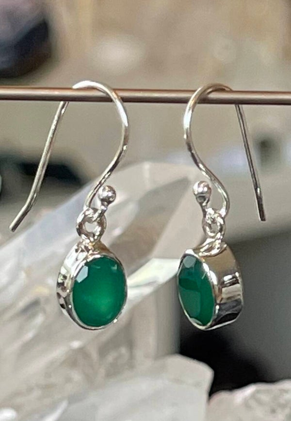 Groene Onyx oorbellen facet geslepen ovaal, klein