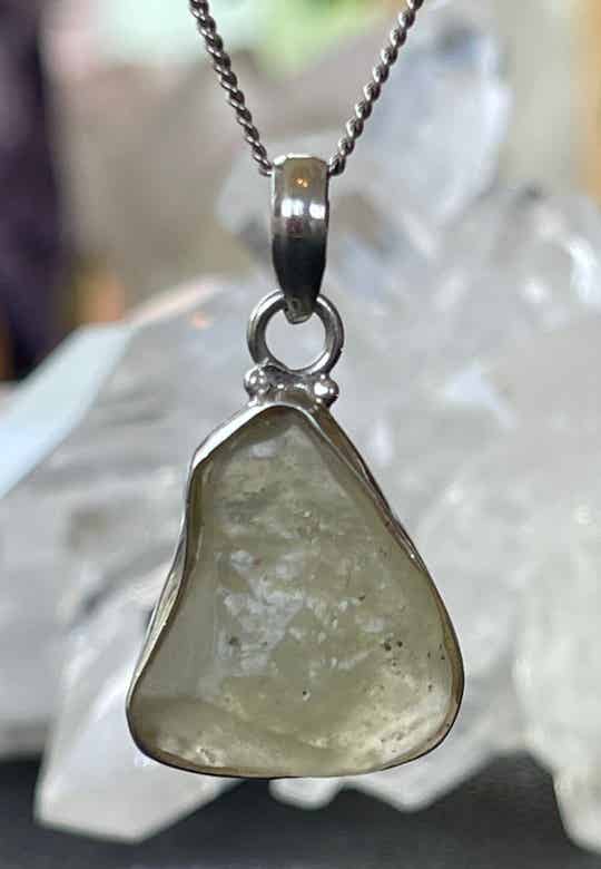 Libisch goud tektiet hanger ruw free form, medium