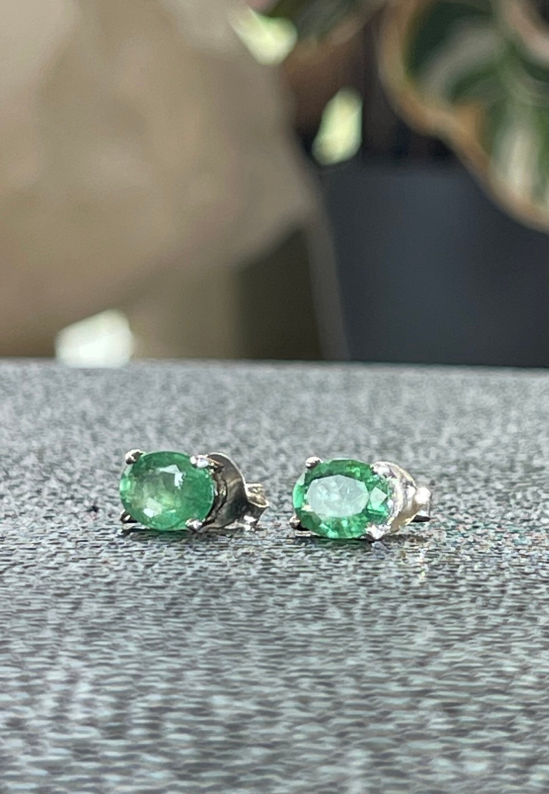 Smaragd oorknopjes facet geslepen ovaal