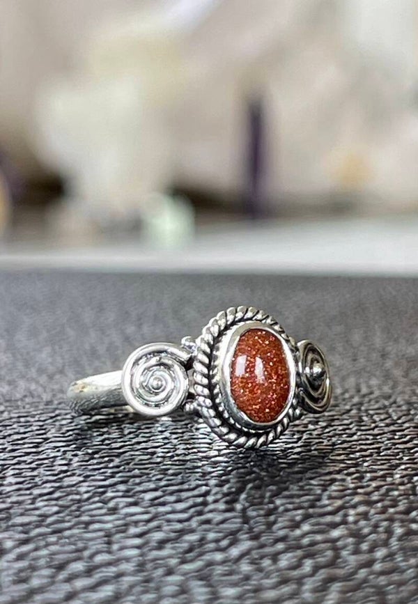 Goudsteeen ring cabochon ovaal vorm, maat 19