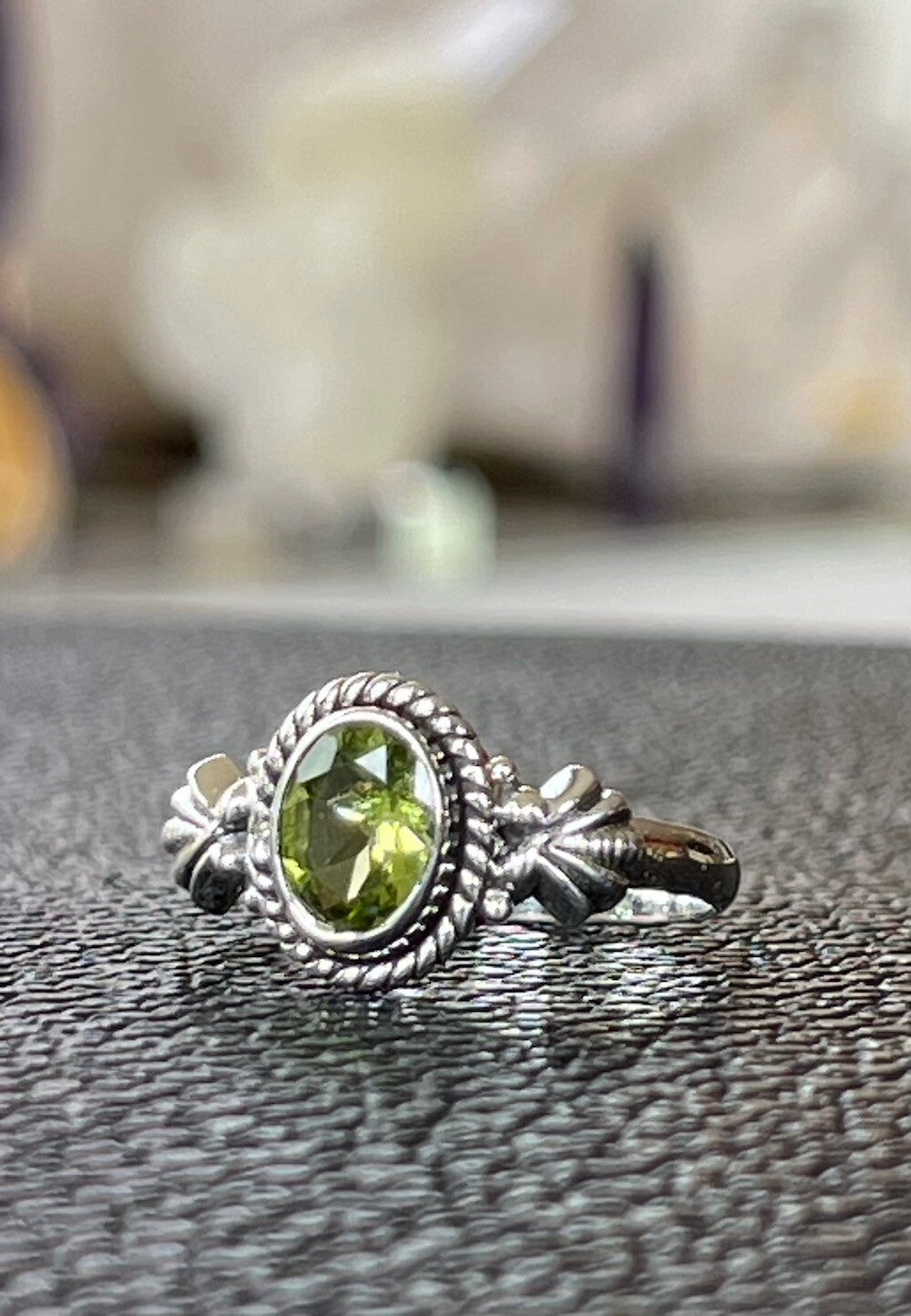 Peridoot ring facet geslepen ovaal klein, maat 19