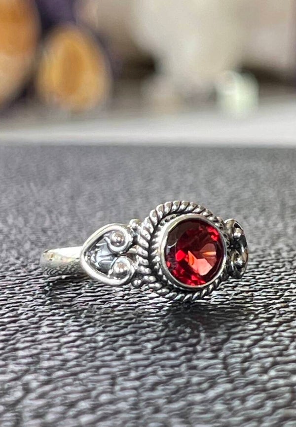 Granaat ring facet geslepen rond klein, maat 19