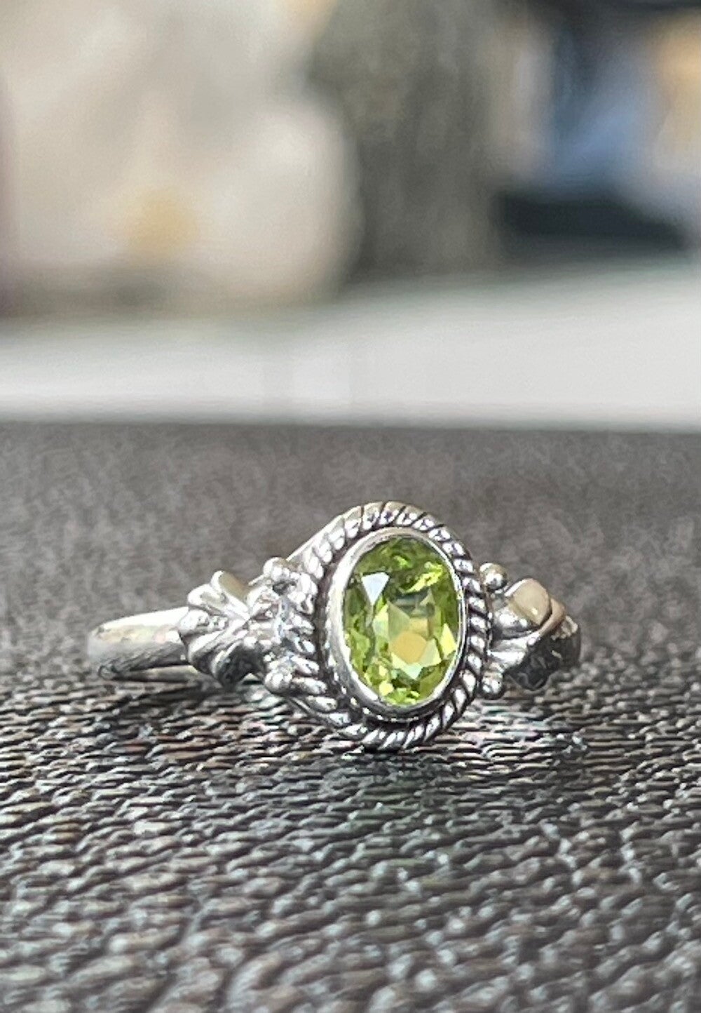 Peridoot ring facet geslepen ovaal klein, maat 19,2