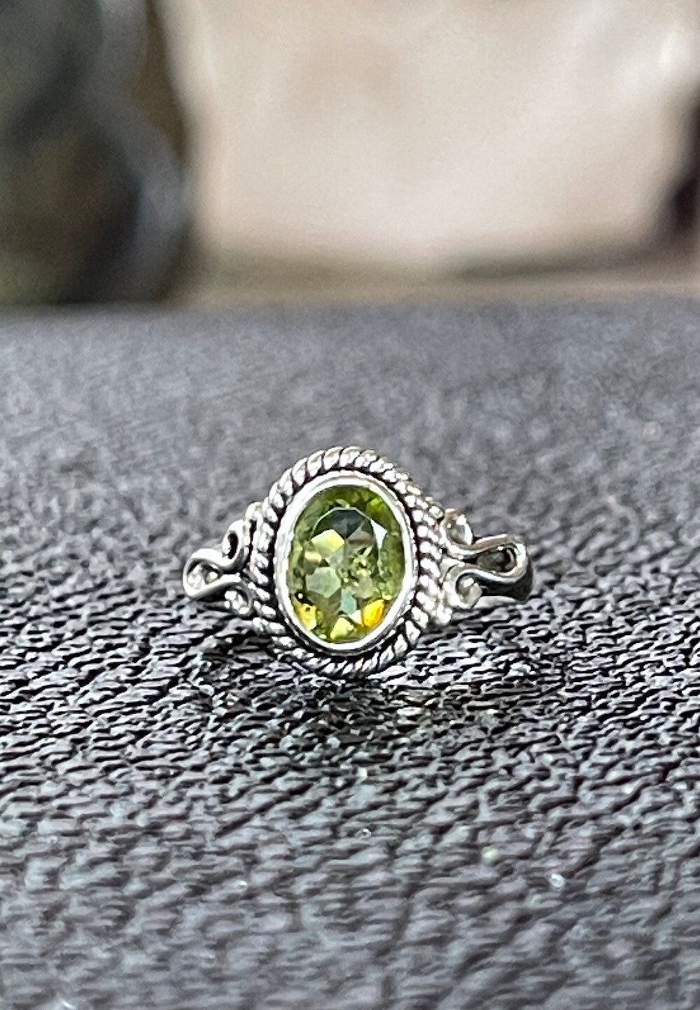 Peridoot ring facet geslepen ovaal klein, maat 16