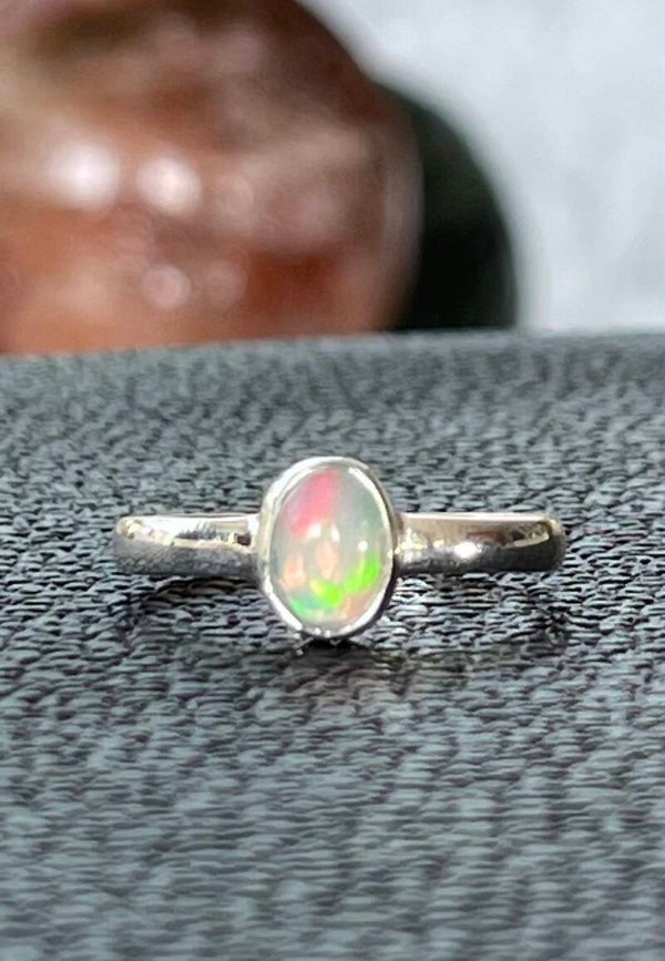Opaal uit Ethiopië ring cabochon ovaal, maat 20