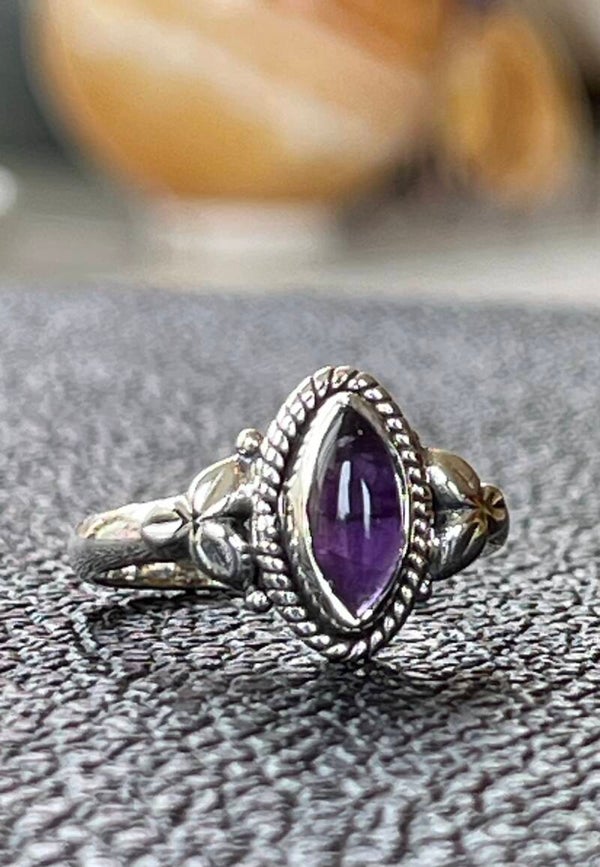 Amethist  ring cabochon markies, maat 19