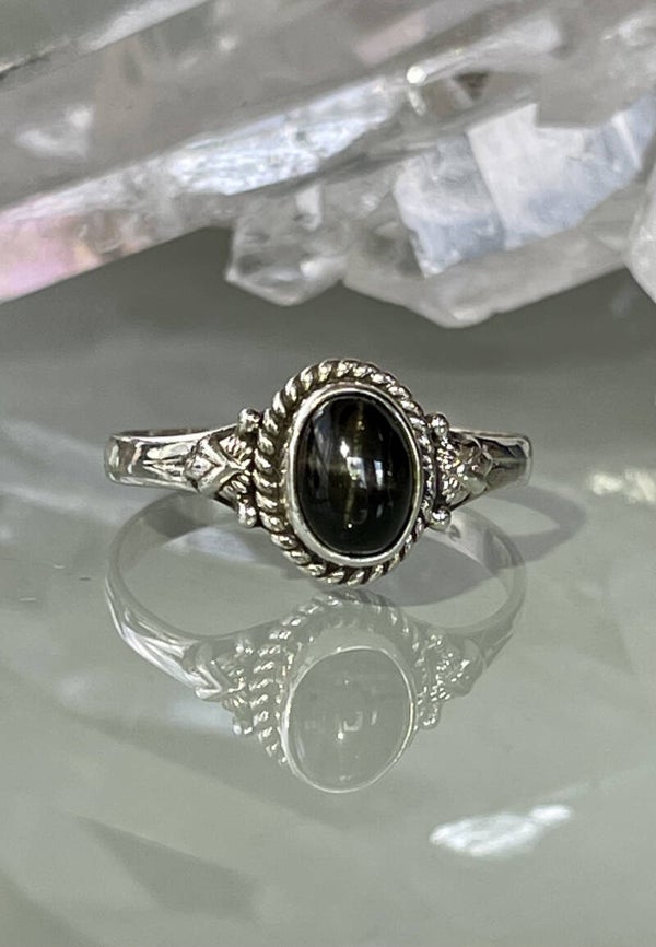 Black Star of Ster Diopsiet ring cabochon ovaal klein, maat 20,1