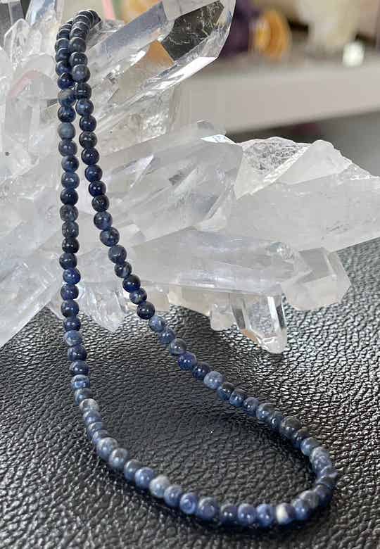 Sodaliet ketting cabochon rond