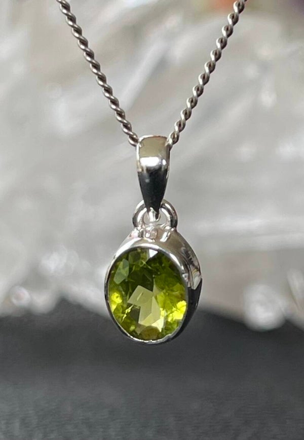 Peridoot hanger facet geslepen ovaal klein