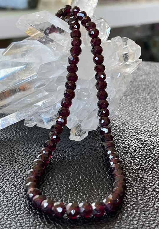 Granaat ketting facet geslepen rond
