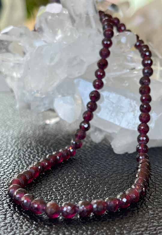 Granaat ketting facet geslepen rond
