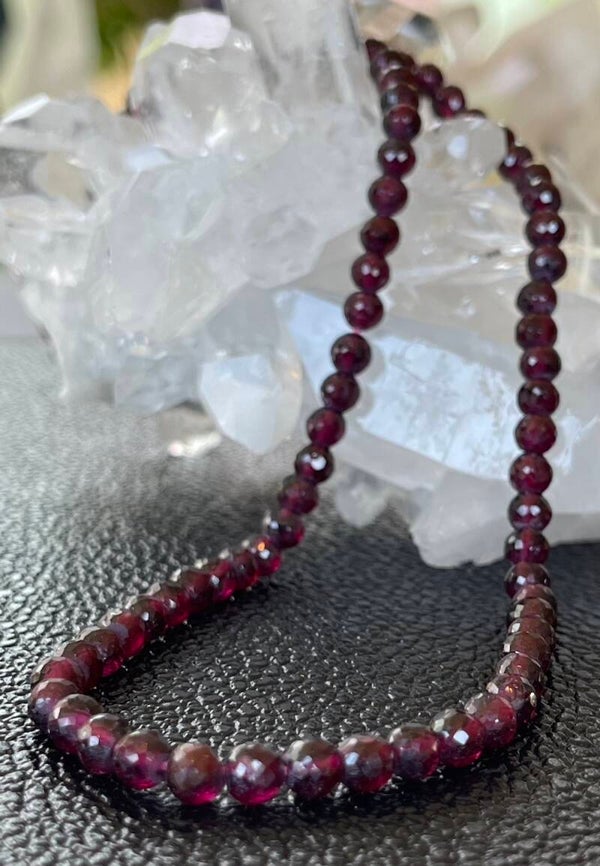 Granaat ketting facet geslepen rond