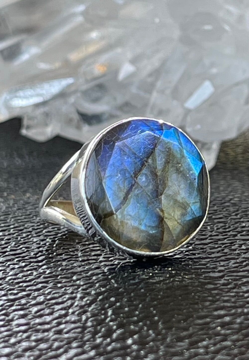 Labradoriet ring facet geslepen rond, maat 19,1