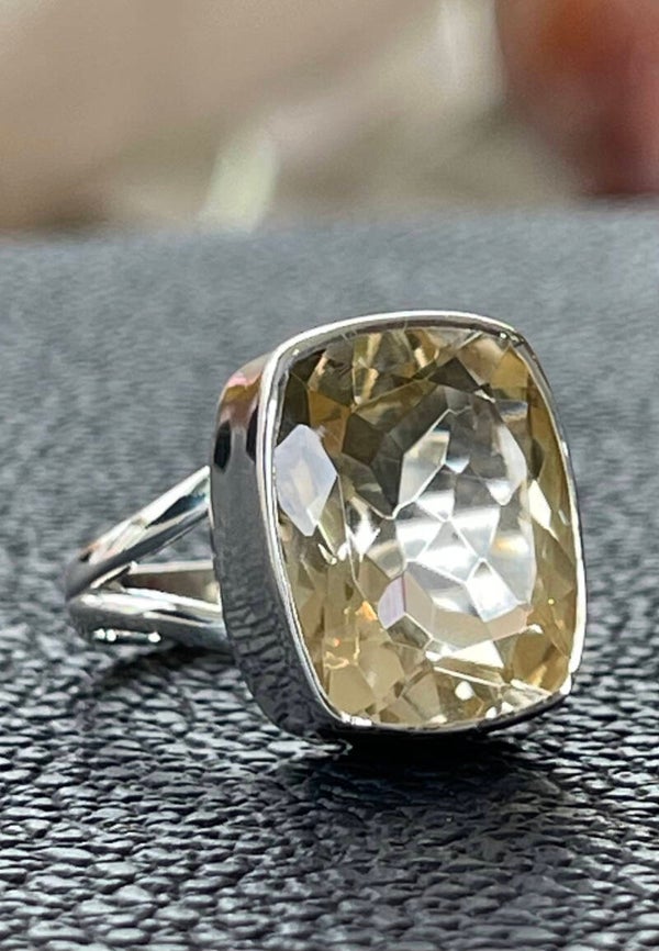 Citrien ring facet geslepen rechthoekig, maat 19