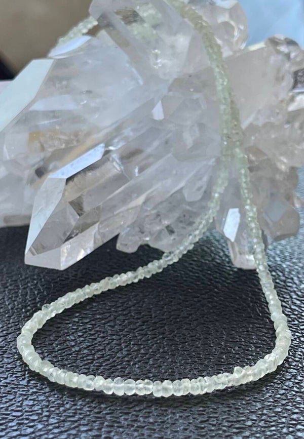Prehniet ketting facet dun geslepen