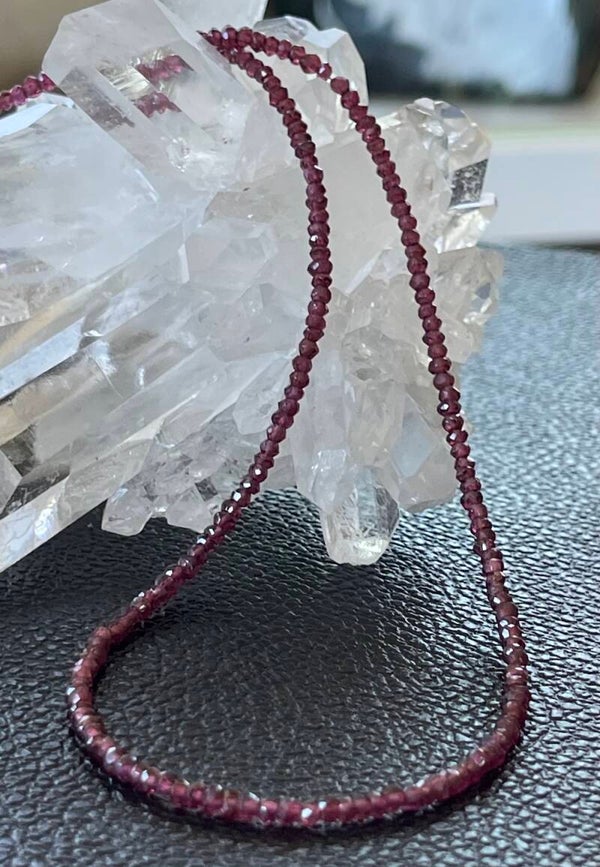 Granaat ketting facet geslepen dun