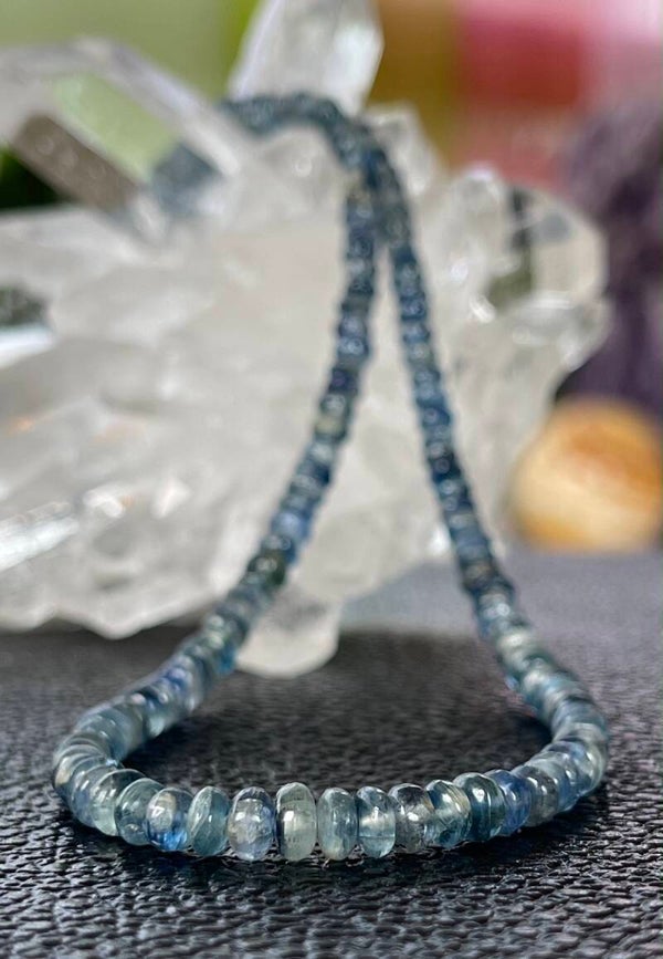 Kyaniet ketting cabochon