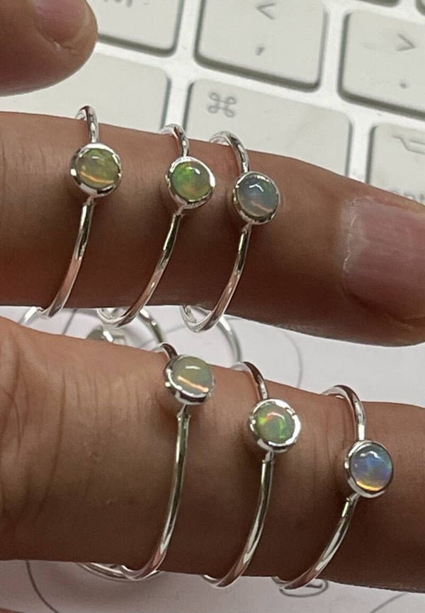 Opaal uit Ethiopië ring cabochon rond klein, maat 15