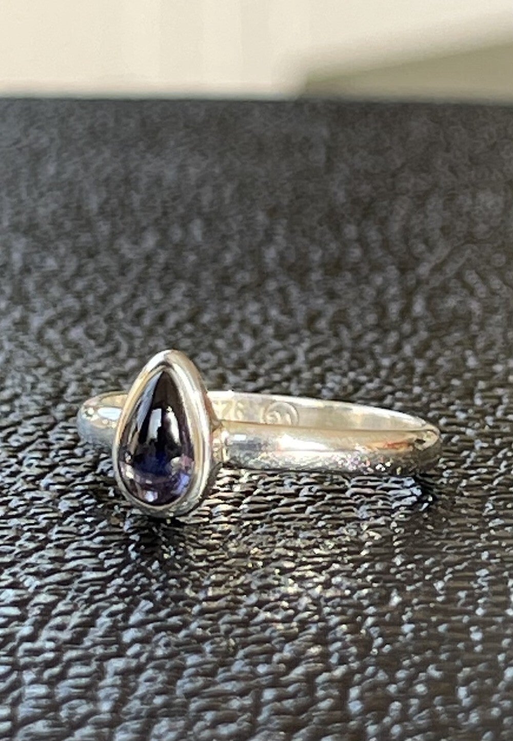 Ioliet ring cabochon druppel klein, maat 19,1