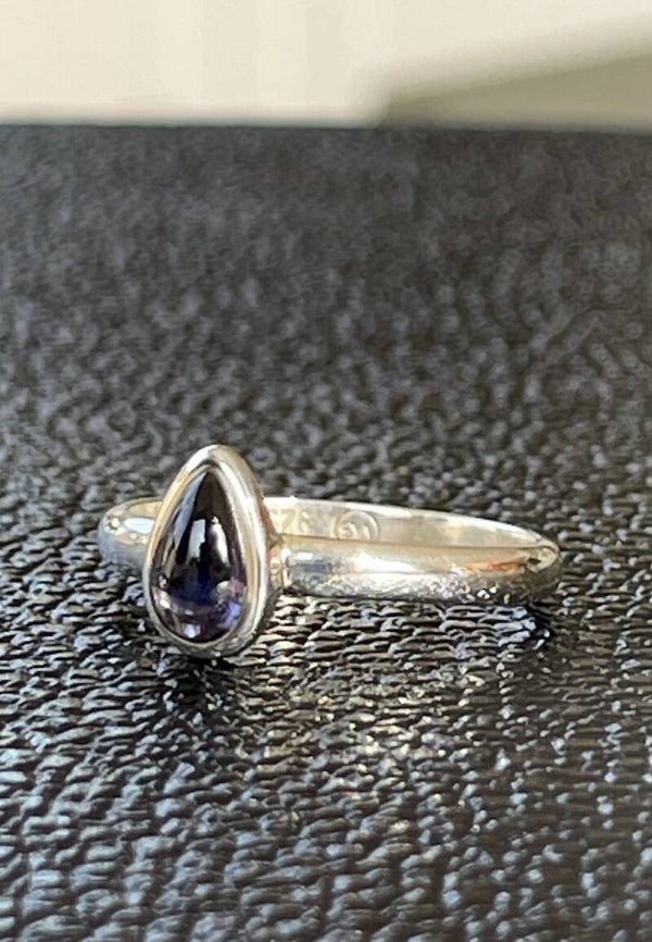 Ioliet ring cabochon druppel klein, maat 19,1