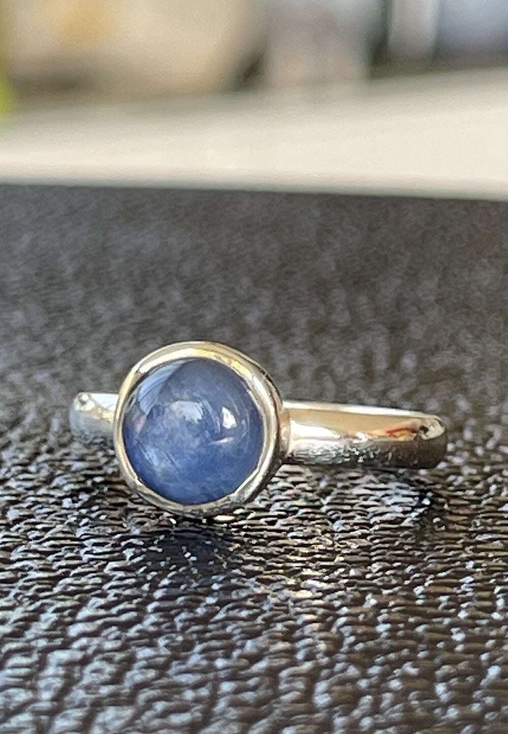 Kyaniet ring cabochon rond klein, maat 18.5