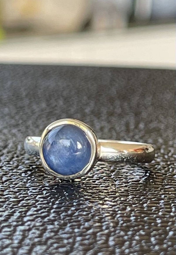 Kyaniet ring cabochon rond klein, maat 18.5