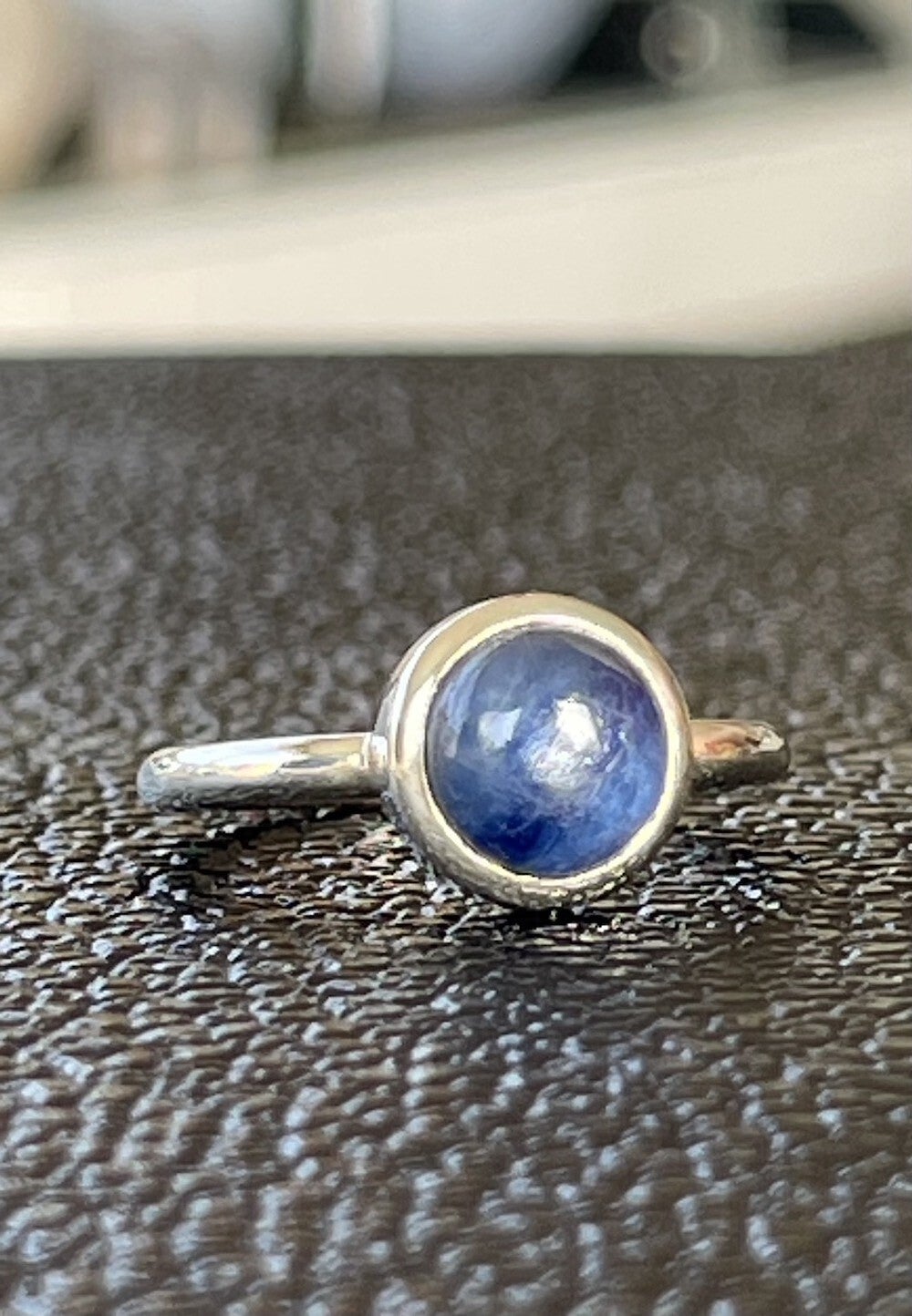 Kyaniet ring cabochon rond klein, maat 17