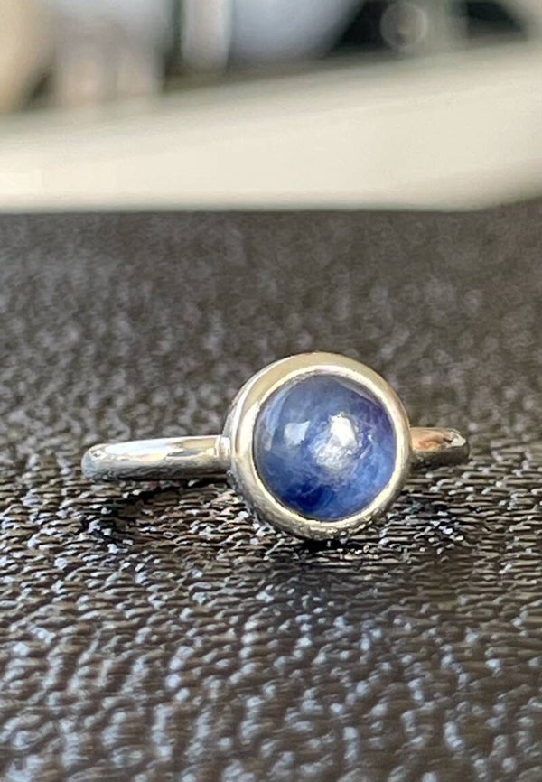 Kyaniet ring cabochon rond klein, maat 17