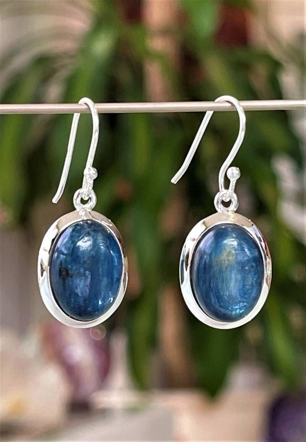 Kyaniet oorbellen cabochon ovaal