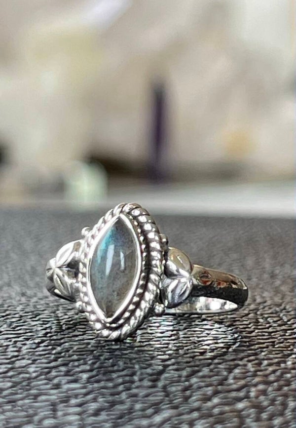 Labradoriet ring cabochon marquise vorm klein, maat 19