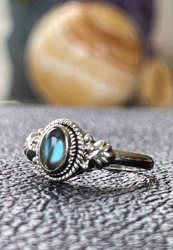 Labradoriet ring cabochon ovaal klein, maat 18,9