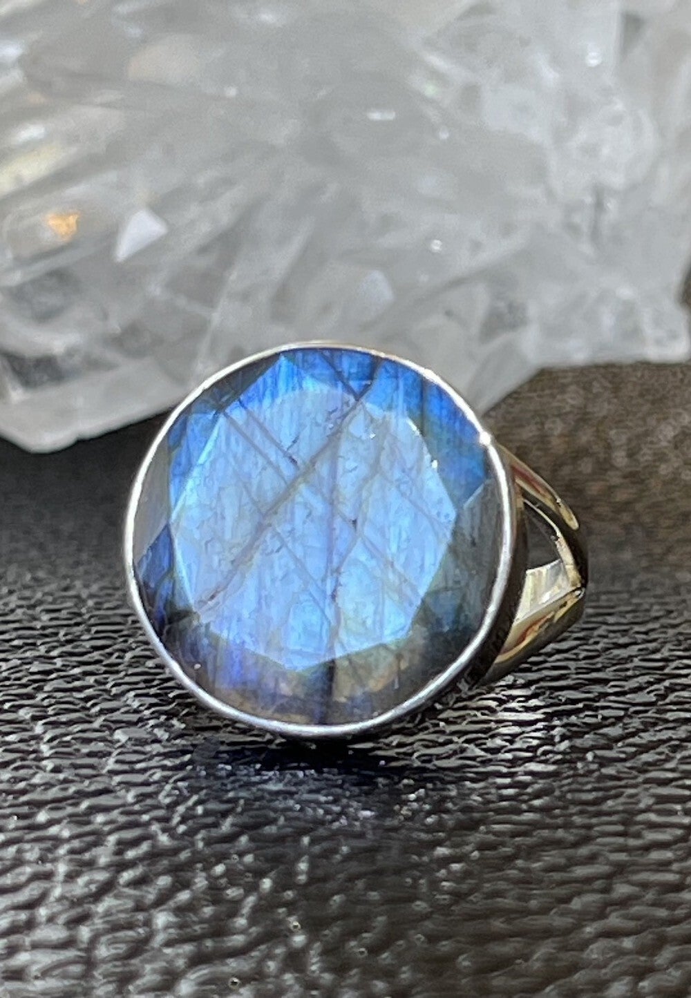 Labradoriet ring facet geslepen rond, maat 19,1