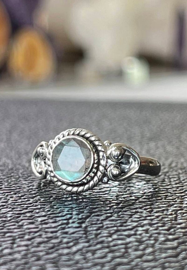 Labradoriet ring facet geslepen rond klein, maat 19