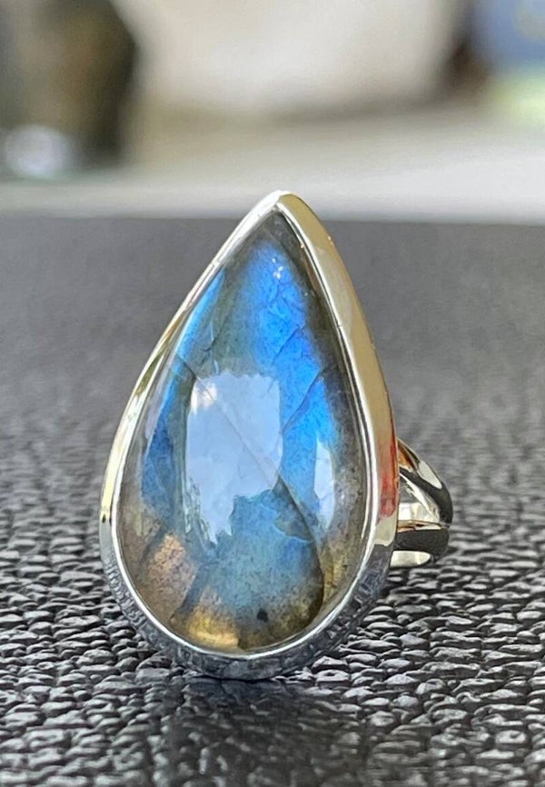 Labradoriet ring cabochon druppel, maat 17,3