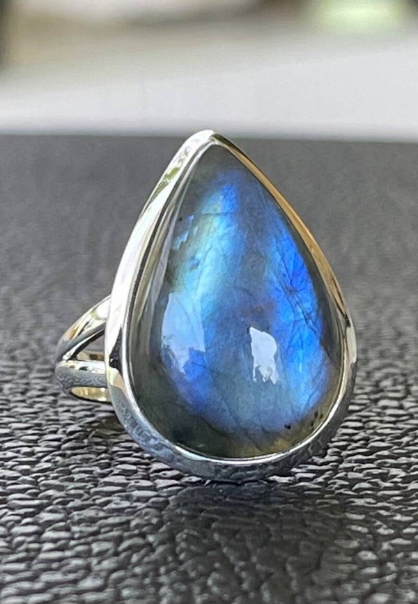 Labradoriet ring cabochon druppel, maat 18,8