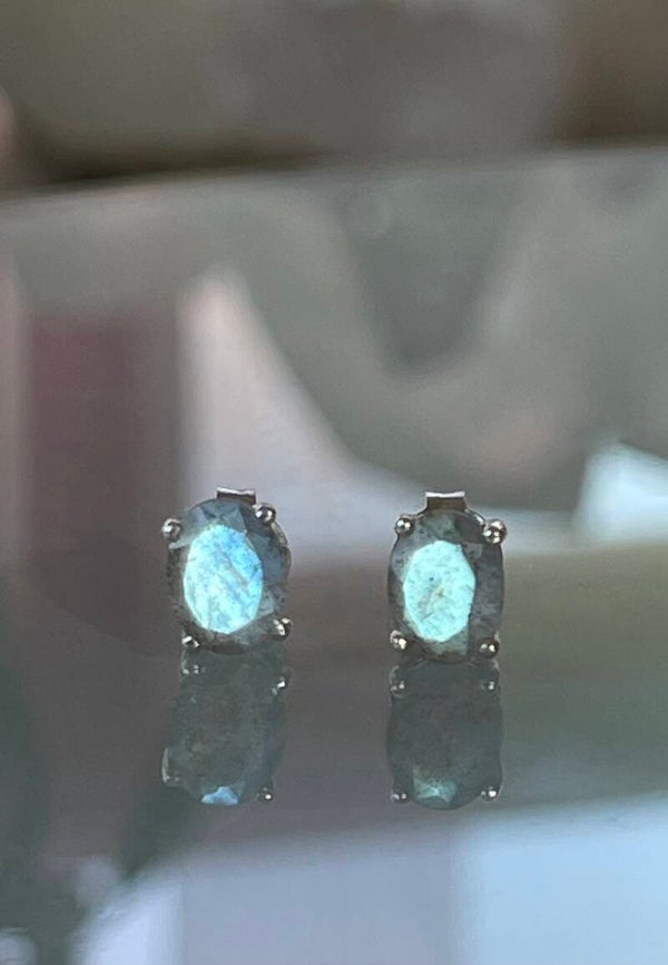 Labradoriet oorknopjes facet geslepen ovaal