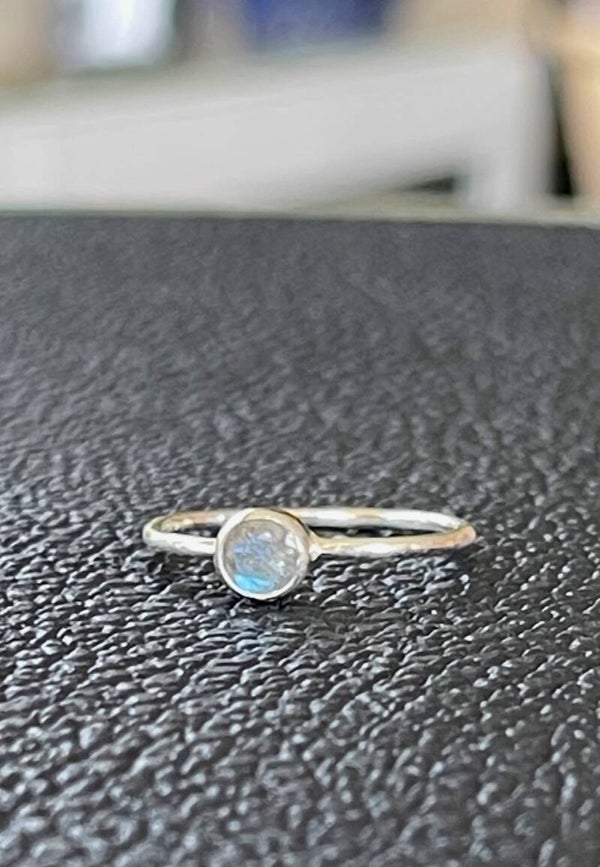 Labradoriet ring facet geslepen rond klein, maat 16