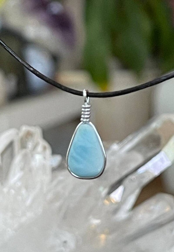 Larimar hanger cabochon free form druppel, heel klein, met veter